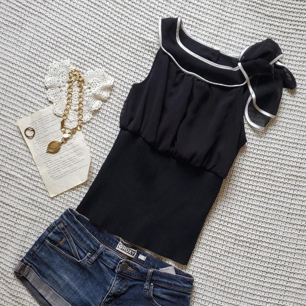 Y2k fitted blouse with tie on the shoulder good condition